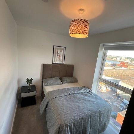 Deluxe Double Bed In Shared Apt Near Canary Wharf, City Airport & O2 Arena With Thames View Лондон Екстер'єр фото