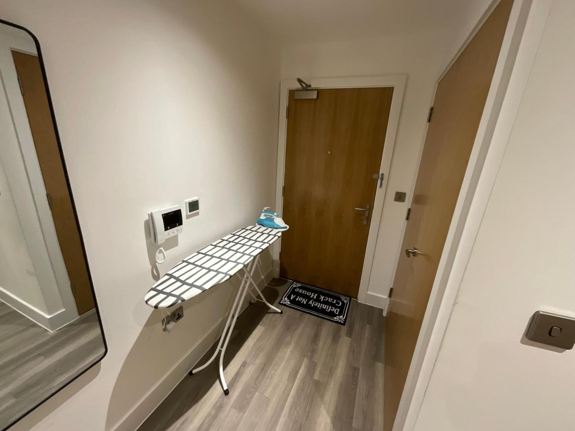 Deluxe Double Bed In Shared Apt Near Canary Wharf, City Airport & O2 Arena With Thames View Лондон Екстер'єр фото