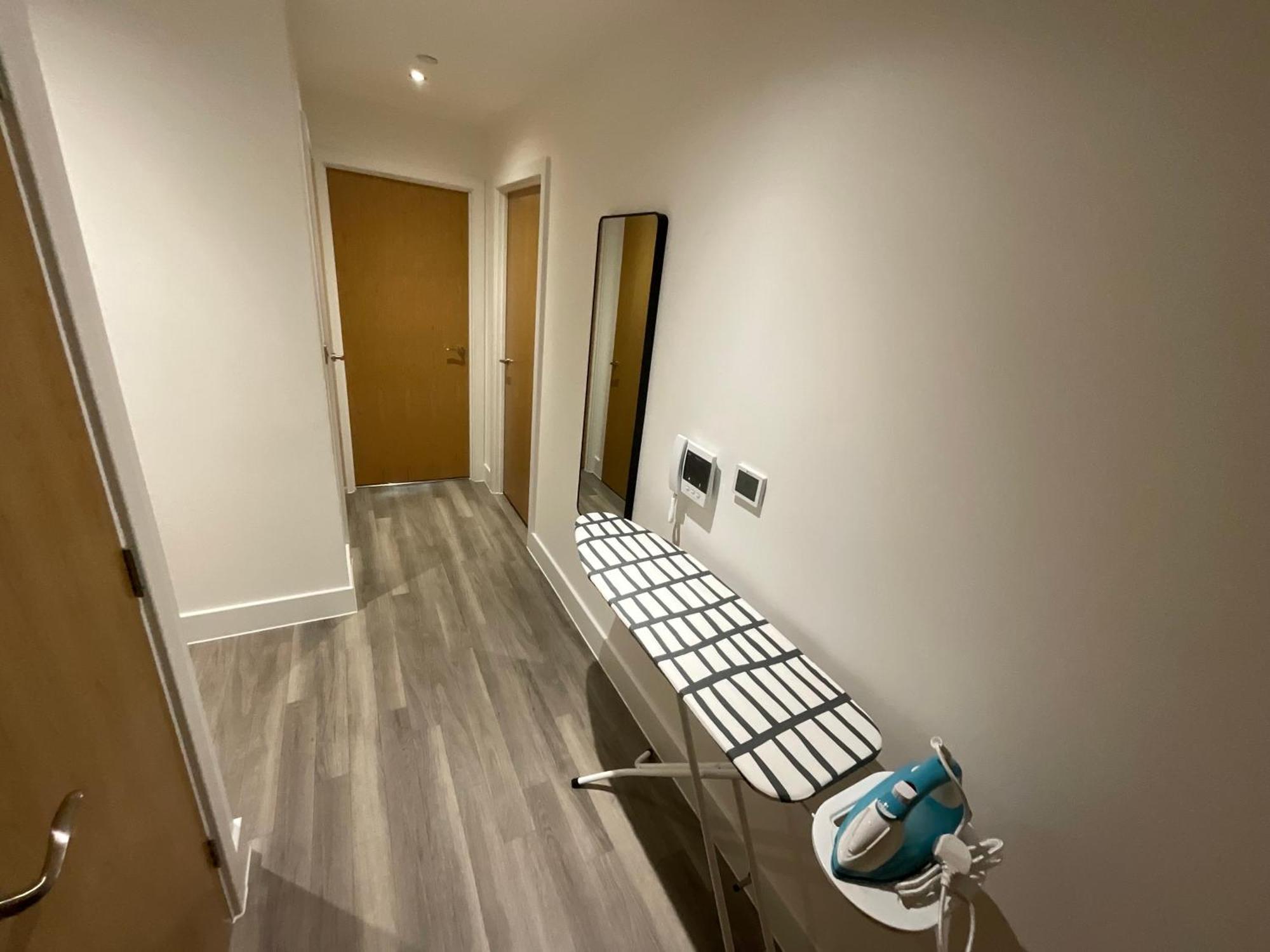 Deluxe Double Bed In Shared Apt Near Canary Wharf, City Airport & O2 Arena With Thames View Лондон Екстер'єр фото