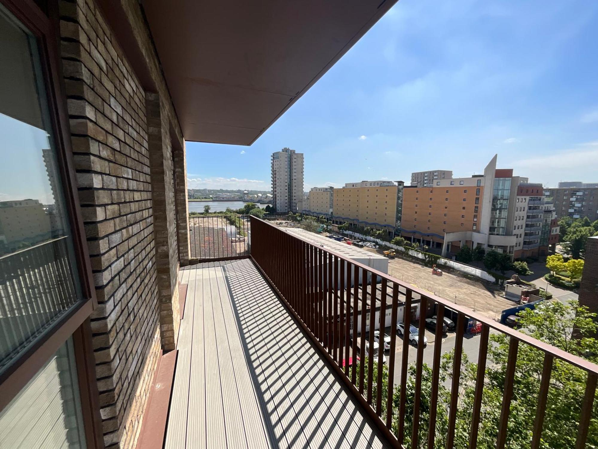 Deluxe Double Bed In Shared Apt Near Canary Wharf, City Airport & O2 Arena With Thames View Лондон Екстер'єр фото