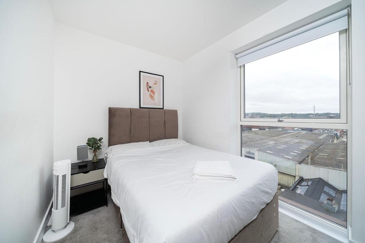 Deluxe Double Bed In Shared Apt Near Canary Wharf, City Airport & O2 Arena With Thames View Лондон Екстер'єр фото