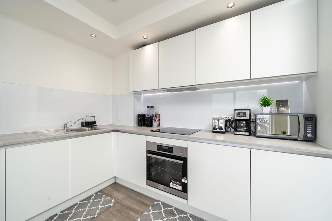 Deluxe Double Bed In Shared Apt Near Canary Wharf, City Airport & O2 Arena With Thames View Лондон Екстер'єр фото