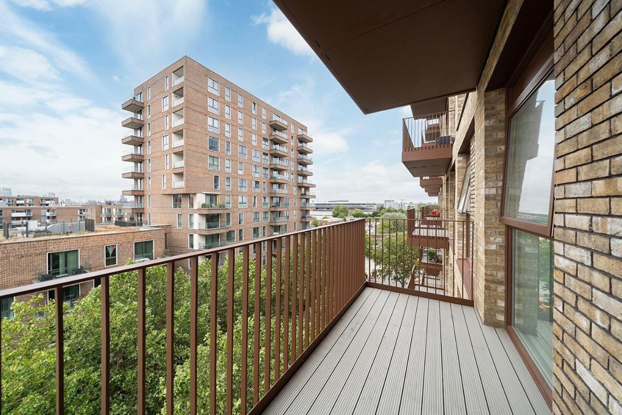 Deluxe Double Bed In Shared Apt Near Canary Wharf, City Airport & O2 Arena With Thames View Лондон Екстер'єр фото