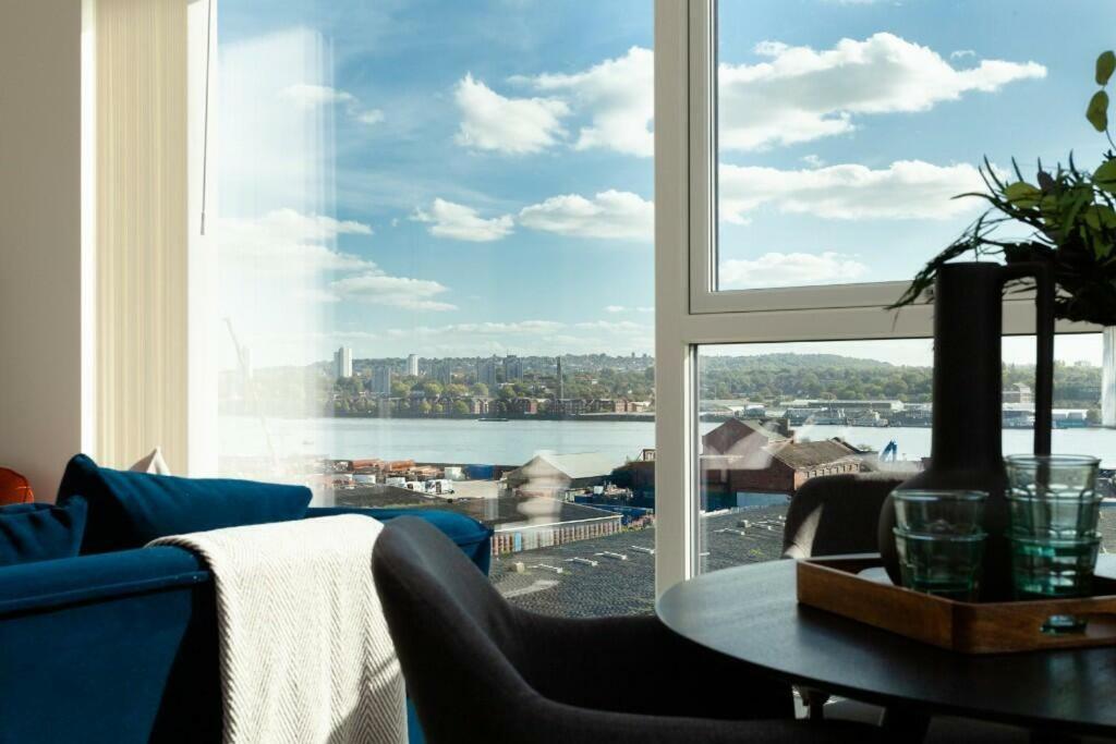 Deluxe Double Bed In Shared Apt Near Canary Wharf, City Airport & O2 Arena With Thames View Лондон Екстер'єр фото