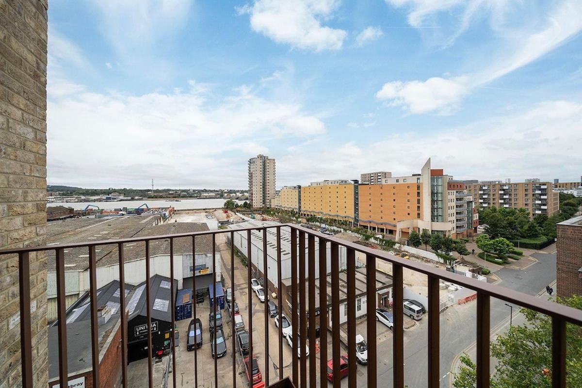 Deluxe Double Bed In Shared Apt Near Canary Wharf, City Airport & O2 Arena With Thames View Лондон Екстер'єр фото